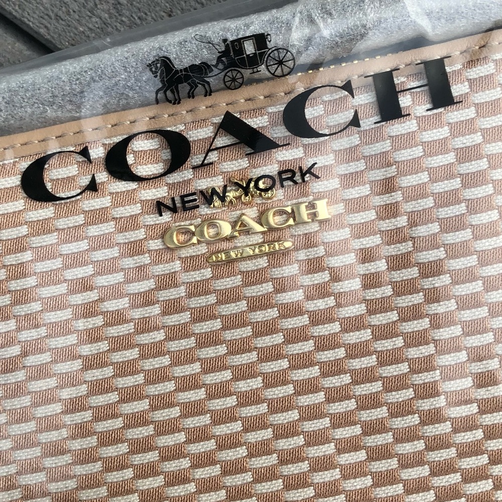 ❌SOLD❌🆕🌼COACH CORNER ZIP WRISTLET🌸 - Picture 3 of 3